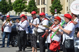 Des notes, des chalands et du soleil sur la braderie de Monistrol