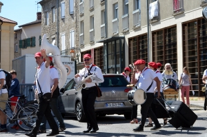 Des notes, des chalands et du soleil sur la braderie de Monistrol