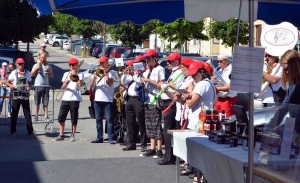 Des notes, des chalands et du soleil sur la braderie de Monistrol