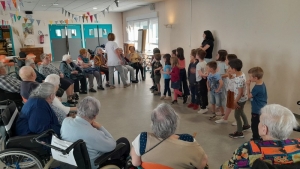 Yssingeaux : les écoliers questionnent les résidents de l&#039;Ehpad sur leur vie d&#039;enfant