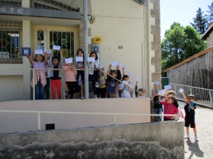 Retournac : les écoliers de Théodore-Monod confient leur cadeau de la Fête des mères à La Poste