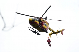 Un vététiste hélitreuillé à Riotord lors d&#039;une randonnée