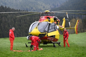 Un vététiste hélitreuillé à Riotord lors d&#039;une randonnée