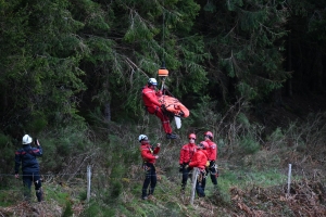 Un vététiste hélitreuillé à Riotord lors d&#039;une randonnée