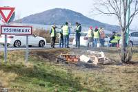 Yssingeaux : des Gilets jaunes tractent au rond-point de Villeneuve