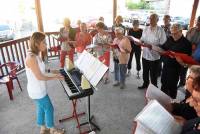 Saint-Maurice-de-Lignon : des choristes sous le kiosque à musique