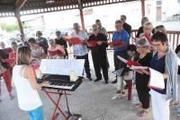 Saint-Maurice-de-Lignon : des choristes sous le kiosque à musique