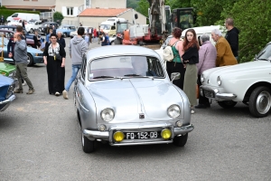 Dunières : les voitures anciennes attirent les regards