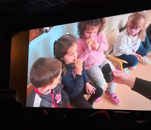 Des écoliers de maternelle d&#039;Yssingeaux découvrent leur travail sur grand écran