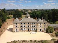 Un parc de 7 hectares entoure le château de Lavée.