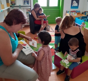 Bas-en-Basset : les enfants et assistantes maternelles de retour à la bibliothèque