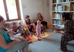 Bas-en-Basset : les enfants et assistantes maternelles de retour à la bibliothèque