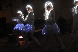 Yssingeaux : des lutins en habits de lumières « ambiancent » la nuit (vidéo)