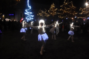 Yssingeaux : des lutins en habits de lumières « ambiancent » la nuit (vidéo)