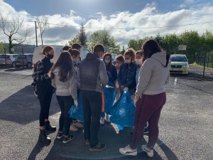 Yssingeaux : les élèves du lycée George-Sand engagés dans une action Plogging