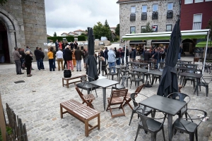 A Saint-Bonnet-le-Froid, une table XXL installée sur la place de l&#039;église