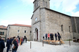 A Saint-Bonnet-le-Froid, une table XXL installée sur la place de l&#039;église