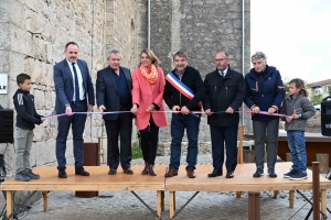 A Saint-Bonnet-le-Froid, une table XXL installée sur la place de l&#039;église