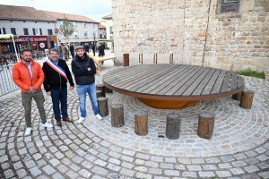 A Saint-Bonnet-le-Froid, une table XXL installée sur la place de l&#039;église