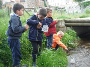 Monistrol-sur-Loire : les écoliers d&#039;Albert-Jacquard mettent leur embarcation sur le Piat