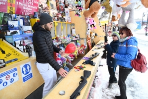 Yssingeaux : la fête foraine fait de la résistance face à la neige