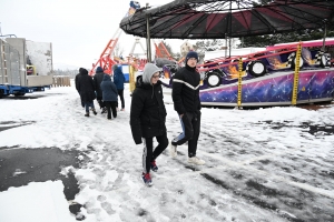 Yssingeaux : la fête foraine fait de la résistance face à la neige