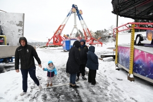 Yssingeaux : la fête foraine fait de la résistance face à la neige