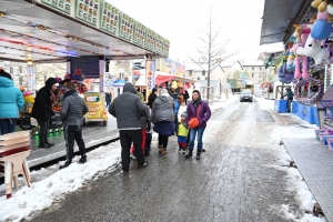 Yssingeaux : la fête foraine fait de la résistance face à la neige