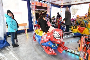 Yssingeaux : la fête foraine fait de la résistance face à la neige