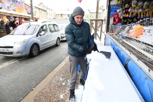 Yssingeaux : la fête foraine fait de la résistance face à la neige