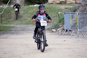 Sainte-Sigolène : 85 jeunes vététistes à toute allure en trial et en cross-country