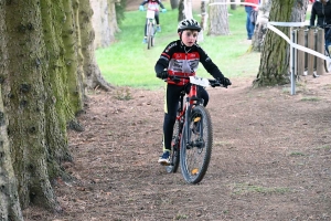 Sainte-Sigolène : 85 jeunes vététistes à toute allure en trial et en cross-country