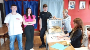 A Saint-Romain-Lachalm, plusieurs jeunes de 18 ans sont venus voter|A Saint-Romain-Lachalm, la doyenne de 97 ans a fait le déplacement pour voter||