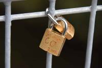 Yssingeaux-Grazac : le pont métallique de l&#039;Enceinte transformé en pont des amoureux