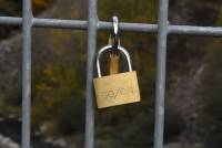 Yssingeaux-Grazac : le pont métallique de l&#039;Enceinte transformé en pont des amoureux