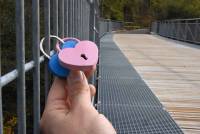 Yssingeaux-Grazac : le pont métallique de l&#039;Enceinte transformé en pont des amoureux