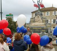 Des ballons tricolores dans le ciel de Montfaucon-en-Velay