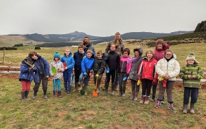 Plantation de haies à Saint-Front avec les écoliers