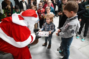 Yssingeaux : le Père Noël en mobylette pour les enfants de l&#039;entreprise Fraisse et Fils