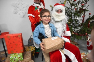 Yssingeaux : le Père Noël en mobylette pour les enfants de l&#039;entreprise Fraisse et Fils