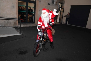 Yssingeaux : le Père Noël en mobylette pour les enfants de l&#039;entreprise Fraisse et Fils