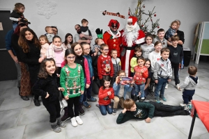 Yssingeaux : le Père Noël en mobylette pour les enfants de l&#039;entreprise Fraisse et Fils