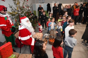 Yssingeaux : le Père Noël en mobylette pour les enfants de l&#039;entreprise Fraisse et Fils