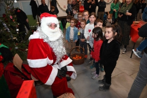 Yssingeaux : le Père Noël en mobylette pour les enfants de l&#039;entreprise Fraisse et Fils