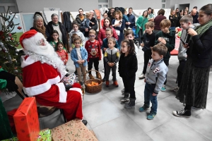 Yssingeaux : le Père Noël en mobylette pour les enfants de l&#039;entreprise Fraisse et Fils