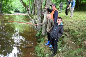 Yssingeaux : les enfants prennent le goût de la pêche dans l&#039;Auze