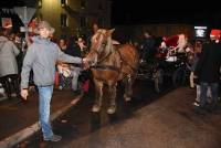 Monistrol-sur-Loire : des centaines de personnes derrière la calèche du Père Noël