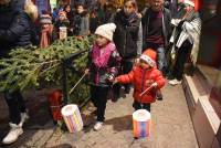 Monistrol-sur-Loire : des centaines de personnes derrière la calèche du Père Noël