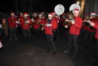 Monistrol-sur-Loire : des centaines de personnes derrière la calèche du Père Noël