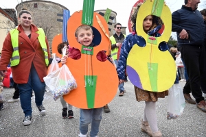 Monistrol-sur-Loire : les enfants ont swingué pour fêter Carnaval (vidéo)